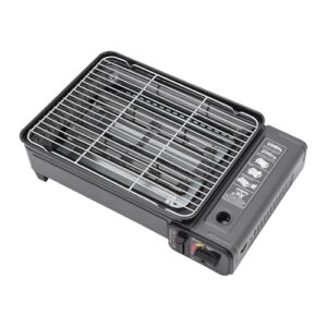 Tragbarer Campingkocher mit Gasgrill, Grillnetz und Backblech für ein bequemes Grillerlebnis in der Natur.