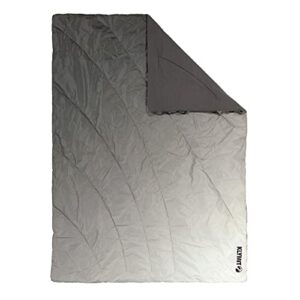 Robuste Outdoor-Überwurfdecke mit wasserabweisender PU-Beschichtung und warmen Klymalite-Synthetik-Isolation für bequemes Camping, Picknick oder Stadion-Schlafen.