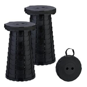 Zwei faltbare, höhenverstellbare Campinghocker mit Tragegurt für Outdoor-Aktivitäten wie Camping oder Angeln.