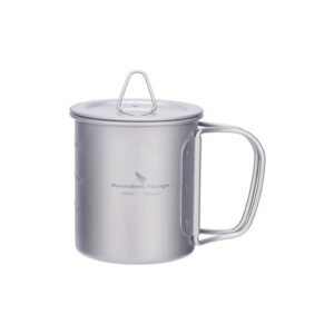 Ultraleichter Titan Camping Becher mit Deckel und Klappgriff, ideal für Outdoor-Aktivitäten, 200ml Fassungsvermögen, perfekt für Tee, Kaffee und Wasser.