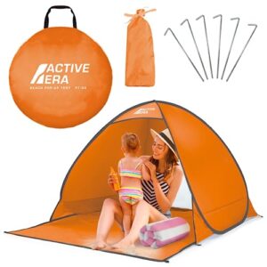 Orangefarbene Pop Up Strandmuschel mit UV Schutz für 2-3 Personen, zeigt eine Mutter und ihr Kind im Inneren, perfekt für entspannte Tage am Strand