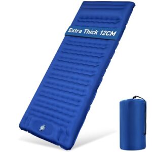 Aonext Isomatte Selbstaufblasend in Marineblau mit strukturiertem Design, ideal für Camping, Wandern und Rucksackreisen. Die Luftmatratze zeigt den Schriftzug 'Extra Thick 12CM' und wird neben einer zusammengerollten Variante präsentiert.