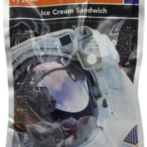 Astronaut Weltraum-Nahrung – Ice Cream Sandwich in moderner Verpackung, ideal für Abenteuer und Raumfahrt-Enthusiasten. Gefriergetrocknete Eiscreme im Taschenformat.