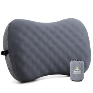 HIKENTURE aufblasbares Kissen in grauer Farbe mit ergonomischer Form, ideal für Camping und Outdoor-Aktivitäten, zusammen mit einem dazugehörigen kompakten Aufbewahrungsbeutel.