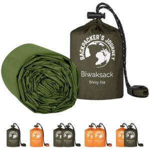 Ultraleichter und wasserdichter Biwaksack in olivgrün, ideal für Camping und Outdoor-Abenteuer, zusammen mit mehreren Farbbeuteln für Ausrüstung.