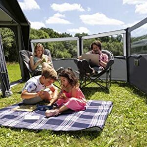 Familie genießt Zeit im Freien mit dem BERGER Valtellina-Air Camping Windschutz, der Schutz vor Wind und neugierigen Blicken bietet. Ideal für Picknicks und Grillabende.