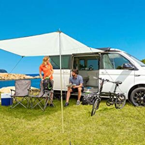 Ultraleichtes Outdoor Tarp in Nutzung als wasserdichtes Sonnensegel für Camping, Schutz am Strand und im Garten, unter einem blauen Himmel.