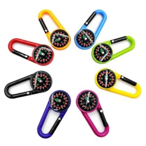 Bunte Mini Kompasse mit Karabinerhaken in verschiedenen Farben für Outdoor-Aktivitäten, die in einer dynamischen Anordnung gezeigt werden.