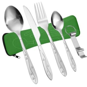 Sechs-teiliges Campingbesteck aus Edelstahl, bestehend aus Löffel, Gabel, Messer, kleiner Löffel und Flaschenöffner in einer grünen Aufbewahrungstasche.