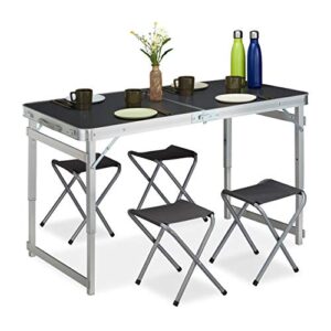 Relaxdays Campingtisch Set mit klappbarem Tisch und vier bequemen Stühlen, ideal für Camping, Picknicks und Outdoor-Aktivitäten. Der Tisch hat eine höhenverstellbare Funktion und ist aus robustem Aluminium und MDF gefertigt.