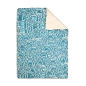 Campo Libre.® Wanda I multifunktionale Campingdecke in Blau und Beige, die als Decke, Schlafsack, Kissen oder Poncho verwendet werden kann, hergestellt aus 100% recycelten Materialien.