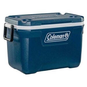 Coleman Kühlbox Xtreme 52 QT in Blau, ideal für Outdoor-Abenteuer wie Camping und Picknicks mit robustem Design und herausragender Kühleistung.