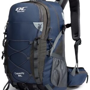 DCmount Wanderrucksack 40l in Dunkelblau, ideal für Wandertouren und Outdoor-Aktivitäten, wasserdicht mit ergonomischen Schultergurten und praktischem Stauraum.