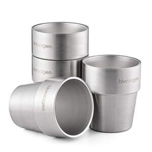 Set von vier doppelwandigen Edelstahlbechern mit glatter Oberfläche, ideal für kalte Getränke und kinderfreundliches Design.