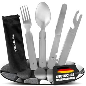 Vielseitiges 4-teiliges Edelstahl-Besteckset für Camping und Outdoor-Aktivitäten, bestehend aus Messer, Gabel, Löffel und Dosenöffner, auf glattem Steinhintergrund arrangiert.