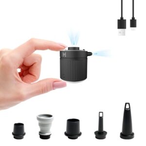 Tragbare elektrische Luftpumpe mit wiederaufladbarem Akku, ideal zum Aufblasen von Luftmatratzen und Schwimmringen, dargestellt in der Hand mit Zubehörteilen.