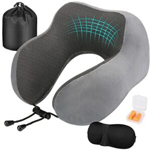 Eono Nackenkissen aus Memory Foam im ergonomischen Design mit zusätzlichem Zubehör wie Schlafmaske und Ohrstöpseln für optimalen Reisekomfort.