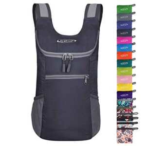 Leichter faltbarer Rucksack für Reisen und Outdoor-Aktivitäten, schwarz mit gepolsterten Schulterträgern und mehreren Taschen für optimalen Stauraum.
