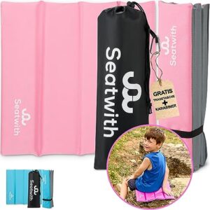 Faltbares Iso-Sitzkissen für Kinder in Pink, ideal für Outdoor-Aktivitäten, mit Tragetasche und Karabinerhaken zur Befestigung am Rucksack, wetterfest und kompakt faltbar.