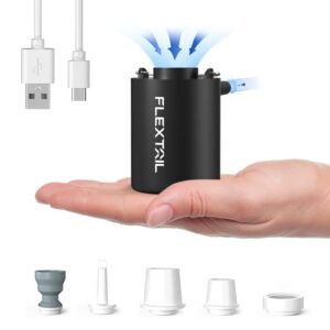 Kompakte FLEXTAILGEAR Mini Pump 2024, tragbare elektrische Luftpumpe für Luftmatratzen und Schwimmringe, abgebildet in mattschwarzem Gehäuse mit Zubehörteilen und USB-Kabel.
