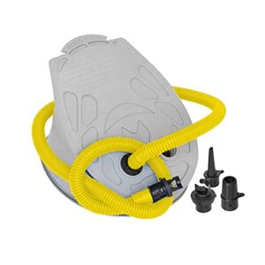 Vielseitige Fußluftpumpe für Camping und Wassersport mit Adapter für verschiedene Ventile.