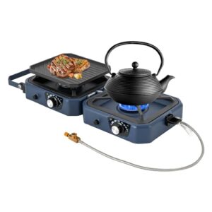 Tragbare Gaskochplatte mit Grillpfanne und Teekessel, ideal für Camping und Outdoor-Kochen.