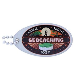 Ovales Geocaching-Trackable Tag mit dem Schriftzug 'GEOCACHING' und Abbildung eines Wanderers in der Natur, ideal für Geocaching-Enthusiasten.