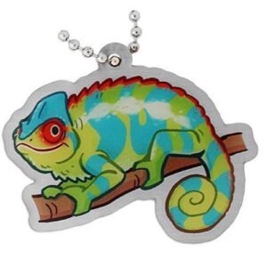 Bunter Geopets Travel Tag in Form eines Chamäleons mit kreativen Designs, ideal für Geocaching-Abenteuer.
