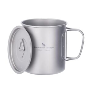 iBasingo 450ml Camping Becher aus Titan mit Deckel und klappbarem Griff ideal für Outdoor-Aktivitäten wie Camping und Wandern.
