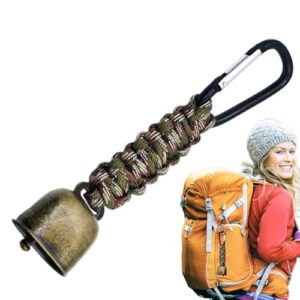 Generische Karabiner-Kuhglocke mit geflochtenem Riemen zum Schutz gegen Bären bei Outdoor-Aktivitäten, dargestellt an einem Rucksack.