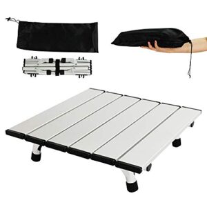 Kompakter und leichter klappbarer Campingtisch aus Aluminium für Outdoor-Aktivitäten wie Camping, Grillen und Picknicken, präsentiert mit Tragetasche