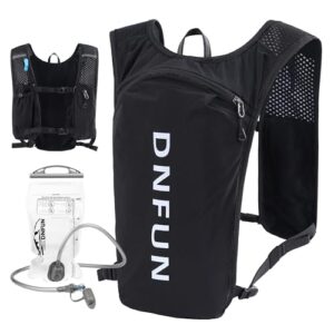 Ergonomische Laufweste für Damen und Herren mit verstellbaren Gurten, 1,5 Liter Trinkflasche und reflektierenden Details, ideal für Outdoor-Aktivitäten wie Laufen, Wandern und Radfahren.