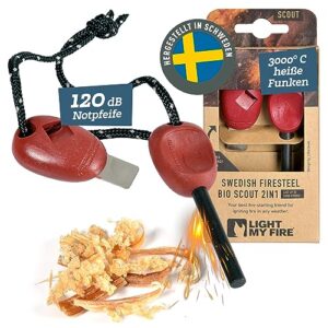 LIGHT MY FIRE Feuerstahl Outdoor Scout 2-in-1 mit Notfallpfeife, roter Griff und metallischem Zündstab für Outdoor-Aktivitäten und Survival.