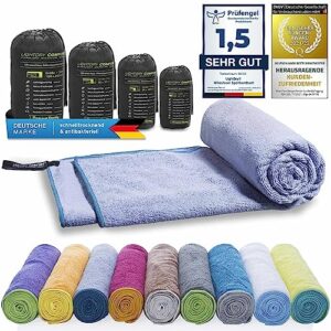 LightDry Original Mikrofaser Sporthandtuch in modernem blau-grau, ideal für Sport, Freizeit und Reisen, zusammen mit Pflegeprodukten, die Sauberkeit und Frische vermitteln.