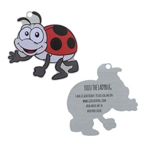 Lulu der Marienkäfer Travel Tag für Geocaching, leuchtendes Design mit schwarzen Punkten, ideal für Abenteuer und Schatzsuche.
