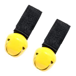 Zwei gelbe Bärenglocken mit magnetischem Schalldämpfer an schwarzen Bändern, ideal für Outdoor-Aktivitäten und Haustier-Tracking.