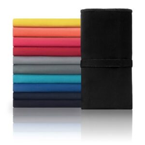 Vielfältige Mikrofaser-Handtücher in verschiedenen Farben, ideal für Sport, Reisen und den Strand, mit einem eleganten schwarzen Notizbuch im Hintergrund.