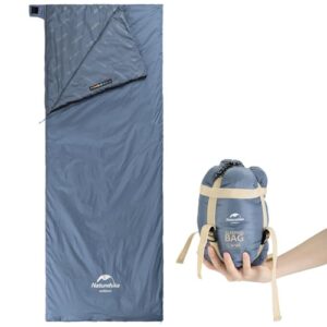 Naturehike ultraleichter blauer Sommerschlafsack auf einer Oberfläche ausgebreitet, ideal für Camping und Outdoor-Aktivitäten mit weichem Innenfutter und sichtbarem Reißverschluss.