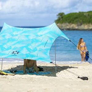 Neso Strandzelt mit Sandanker in Aqua-Farbe auf einem sonnigen Strand, ideal für Outdoor-Aktivitäten und UV-Schutz.