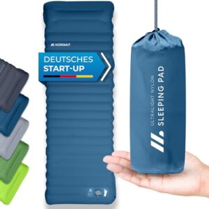 NORDMUT selbstaufblasende Isomatte 10cm in Blau, entrollt und aufgerollt, ideal für Camping und Outdoor-Aktivitäten, mit strapazierfähigem Design und kompaktem Packmaß.