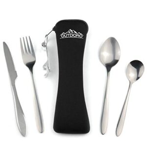 Outdoro Campingbesteck Set aus Edelstahl mit Neopren-Bestecktasche, ideal für Outdoor-Aktivitäten und Reisen, bestehend aus Messer, Gabel, Esslöffel und Teelöffel.