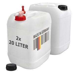 Zwei 20-Liter Getränke- und Wasserkanister aus Kunststoff in natur-weißer Farbe mit Schraubdeckeln und einem Auslaufhahn, ideal für die Lagerung von Lebensmitteln, campingfreundlich und umweltbewusst hergestellt in Deutschland.