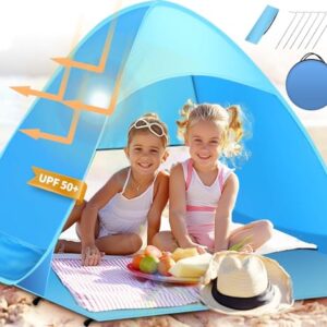 Sonnenschutz Strandmuschel mit UV-Schutz für bis zu 3 Personen am Strand, mit fröhlichen Kindern, die Picknick genießen.