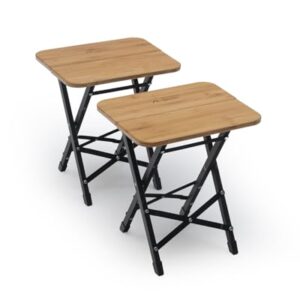 Zwei klappbare Campinghocker aus Bambus und Holz mit natürlicher Oberfläche, ideal für den Urlaub oder als zusätzliche Sitzgelegenheit in der Wohnung.