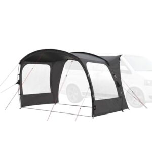 Stabiles Vorzelt qeedo Motor Canopy Bus angebaut an ein Fahrzeug, mit UV-Schutz und durchsichtigen Wänden für optimale Belüftung, ideal für Camping und Outdoor-Aktivitäten.