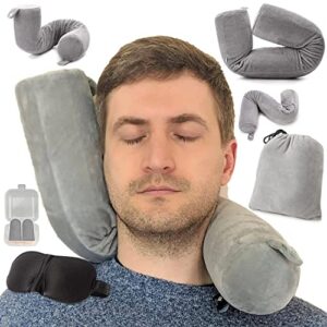 Mann benutzt ein graues Nackenkissen aus Memory Foam, das sich in verschiedene Formen biegen lässt. Ideal für Reisen im Flugzeug, Zug oder Bus, um maximalen Komfort und Unterstützung für Nacken und Kopf zu bieten.