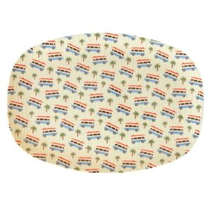Buntes Melamingeschirr mit Wohnmobil- und Palmenmotiven auf einem ovalen Tablett, ideal für Camping, BBQ und Picknick.