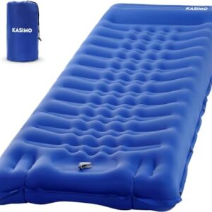 Selbstaufblasende Isomatte in Blau mit ergonomischem Design und integrierten Kissen für optimalen Schlafkomfort beim Camping.