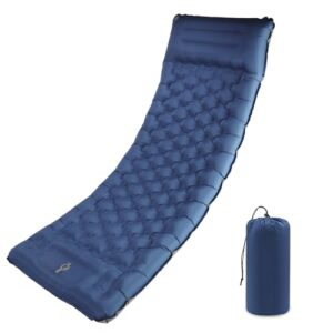SHANNA Isomatte selbstaufblasend in Marineblau, 12 cm dick, mit wabenförmiger Struktur für zusätzlichen Komfort, auf einer Outdoor-Landschaft dargestellt.