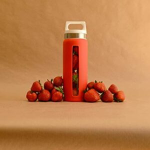 SIGG Dream Scarlet Trinkflasche aus hitzebeständigem Borosilikatglas mit Silikonhülle und auslaufsicherem Verschluss, ideal für aktive Lebensstile, umweltfreundlich und BPA-frei.